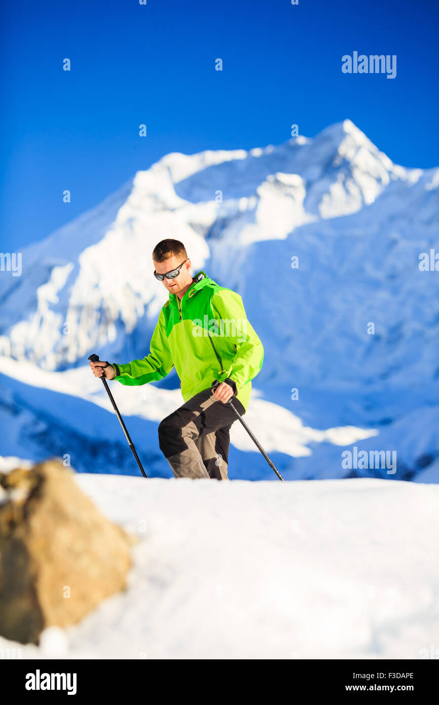 L'uomo escursionista o alpinista compiere in montagne invernali, ispirazione e motivazione Realizzazione concetto aziendale. Arrampicata di successo Foto Stock