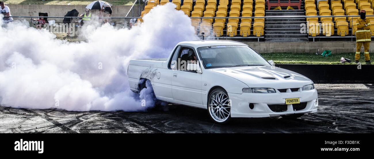 Sydney, Australia. 5 Ottobre, 2015. I driver forniti gli spettatori e giudici il loro miglior burnout durante il 2015 Burnout Maina concorrenza che ha avuto luogo presso la Western Sydney Dragway Internazionale (Sydney Dragway) Credito: mjmediabox/Alamy Live News Foto Stock