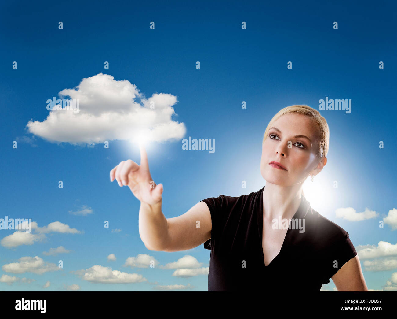 Ritratto di donna di toccare il cloud Foto Stock