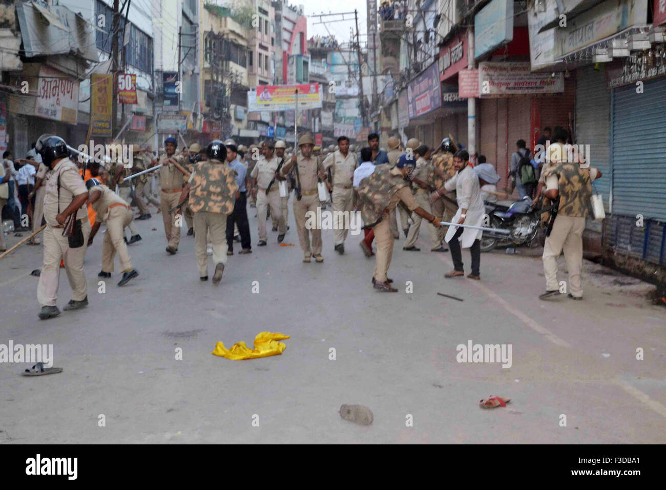 Varanasi (India). 05 ott 2015. Gli uomini della polizia lathi-carica a devoti indù e Sadhus durante una manifestazione di protesta contro la immergere idoli Ganesha. Centinaia e migliaia di sadhus lunedì ha tenuto una manifestazione in Varanasi contro la polizia baton-carica su una processione in cui essi sono stati voce per immergere il Signore Ganesha's idolo nella Ganga. © Ravi Prakash/Pacific Press/Alamy Live News Foto Stock