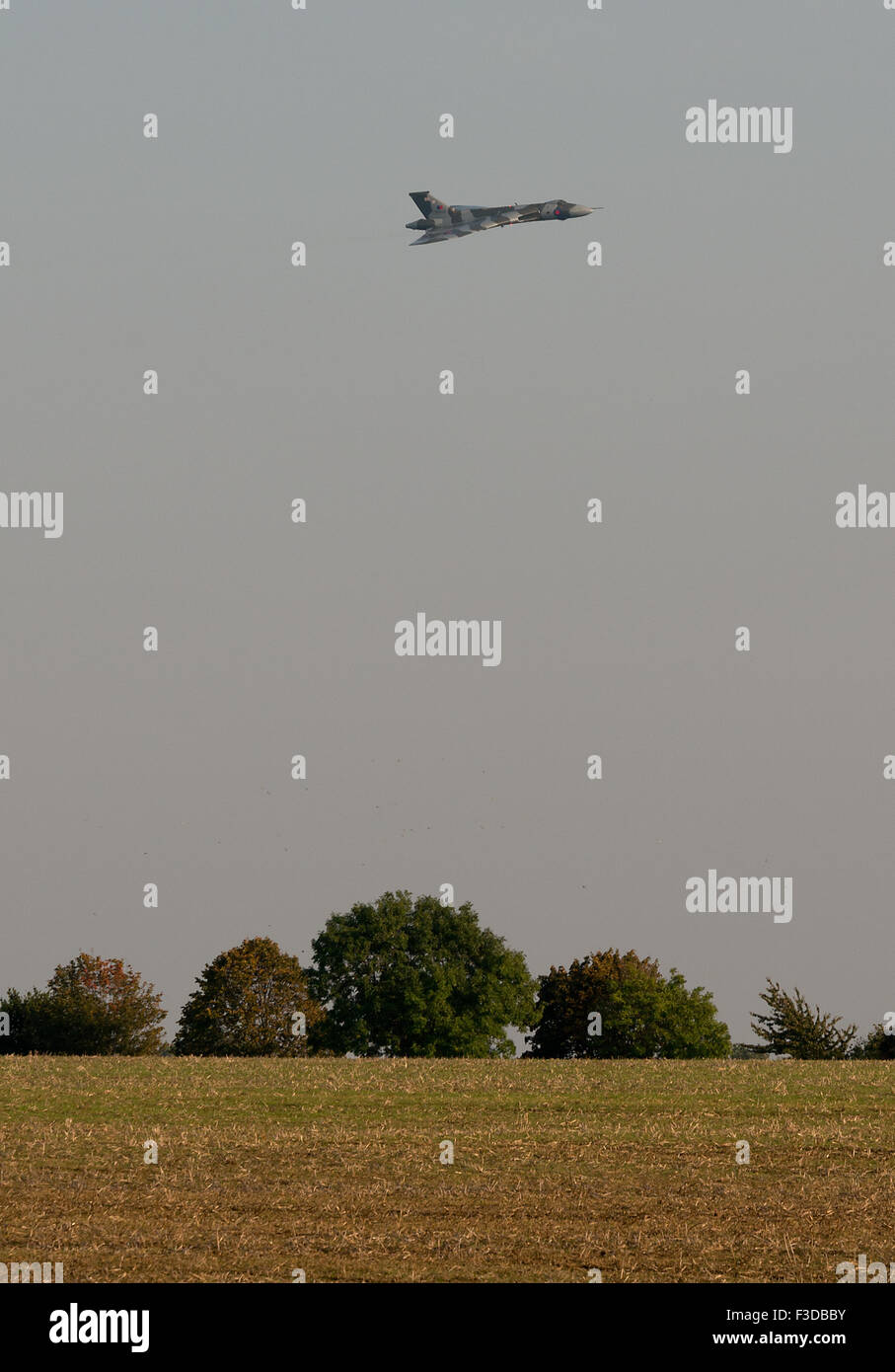 Shuttleworth, Beds, Regno Unito. 4 Ottobre, 2015. Avro Vulcan bomber ultima visualizzazione aria in volo al display dell'aria il Ott 4, 2015 in Shuttleworth, Old Warden Park, Bedfordshire, Regno Unito. Credito: Tim Walton/Alamy Live News Foto Stock