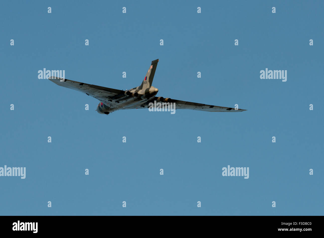 Shuttleworth, Beds, Regno Unito. 4 Ottobre, 2015. Avro Vulcan bomber ultima visualizzazione aria in volo al display dell'aria il Ott 4, 2015 in Shuttleworth, Old Warden Park, Bedfordshire, Regno Unito. Credito: Tim Walton/Alamy Live News Foto Stock