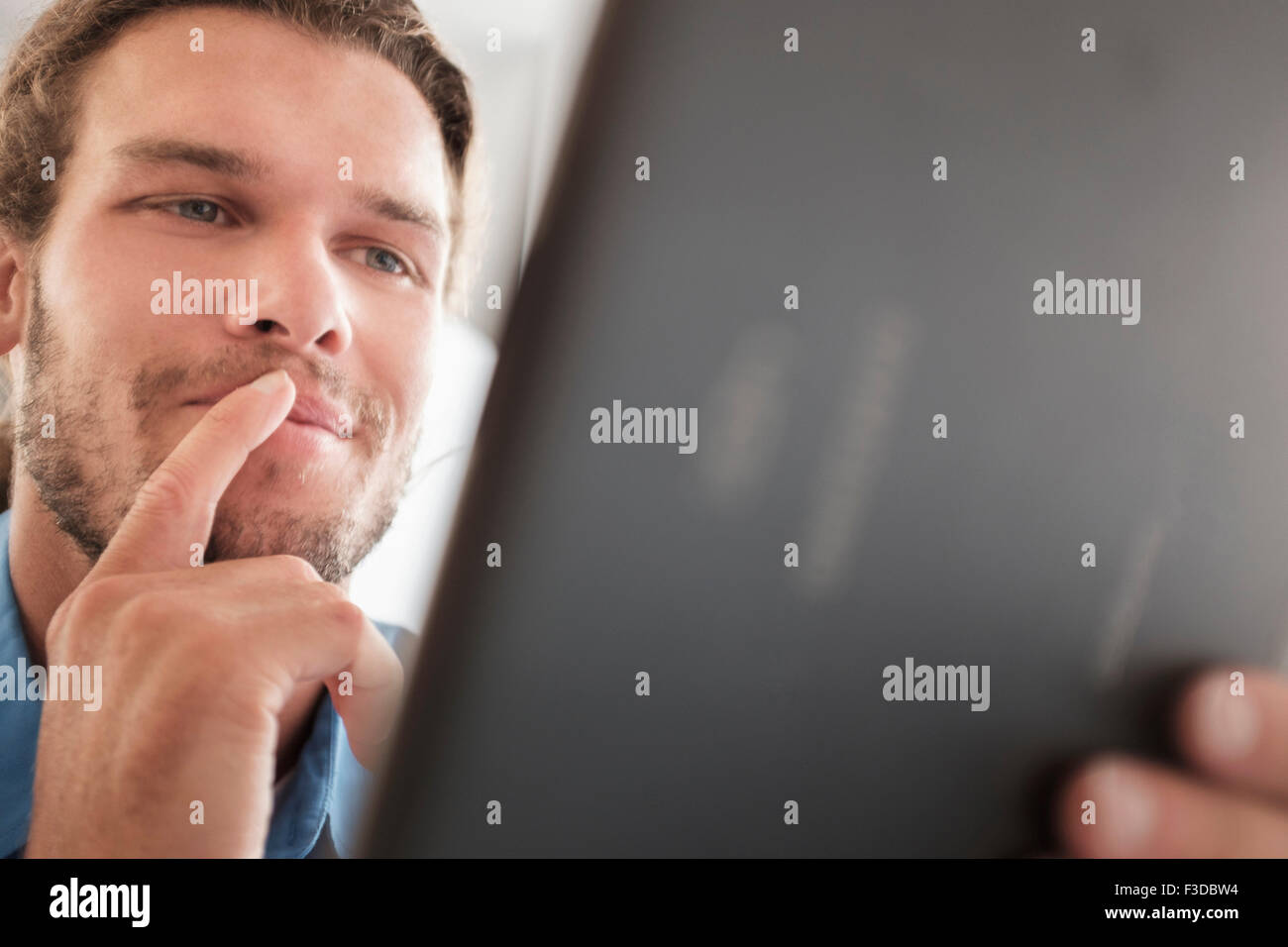 Metà di uomo adulto utilizzando tablet pc Foto Stock