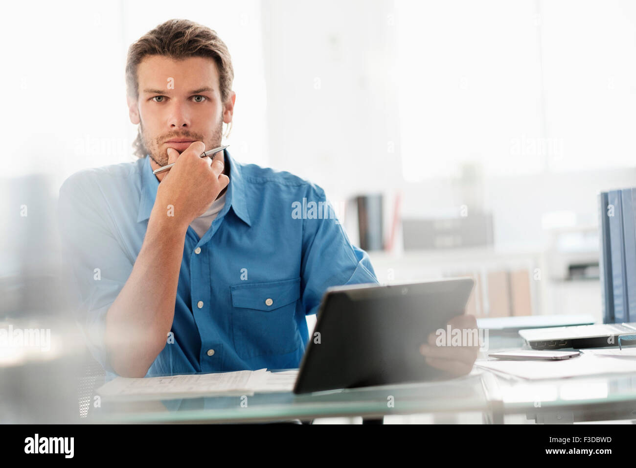 Ritratto di metà-imprenditore per adulti che lavorano in ufficio Foto Stock