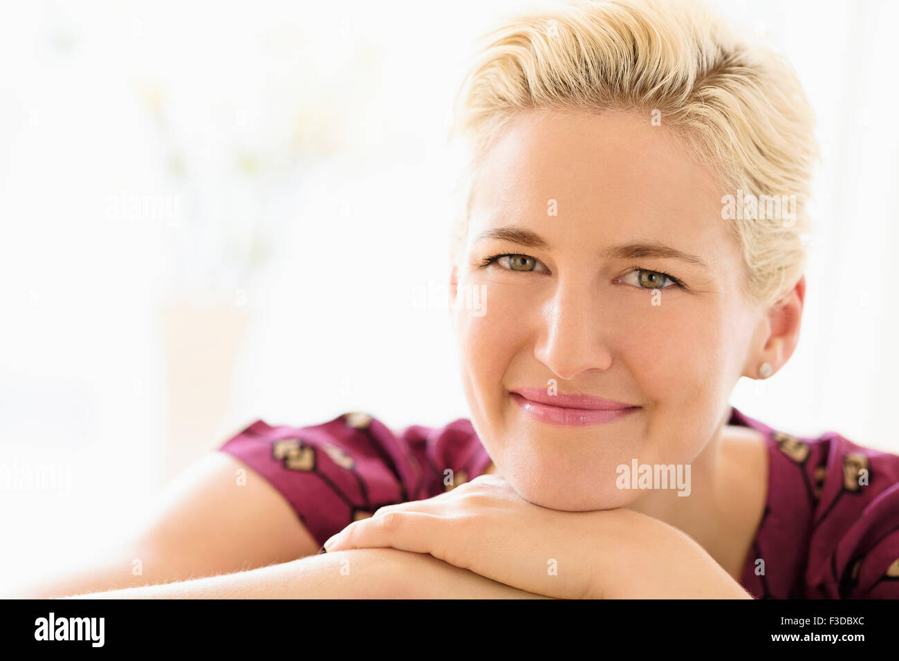 Ritratto di giovane donna in ambienti interni Foto Stock