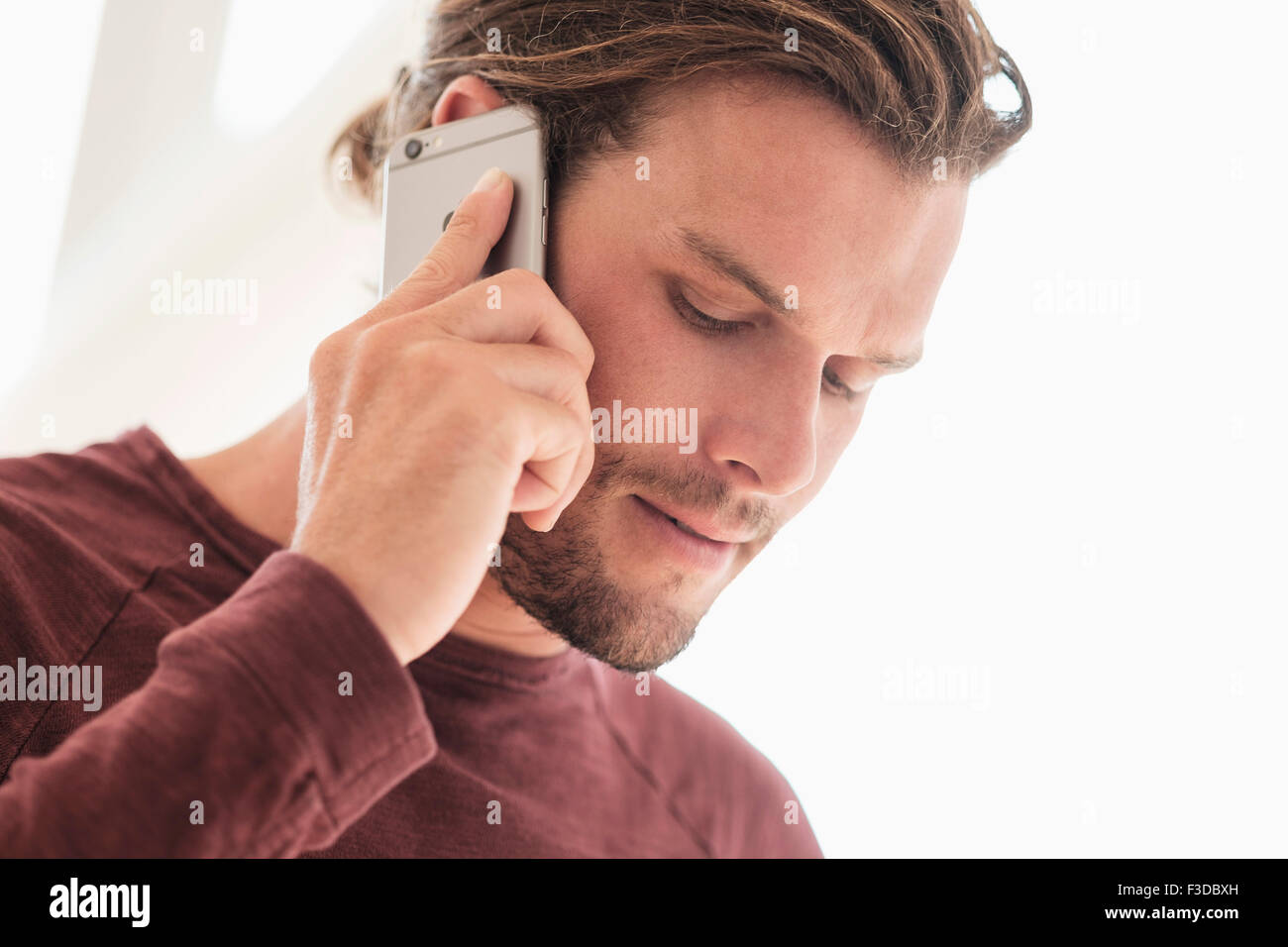 Metà di uomo adulto parlando al telefono Foto Stock