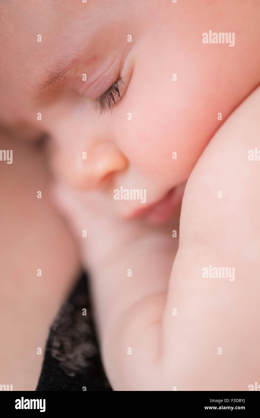 Close-up di baby girl (2-5 mesi) abbracciando la madre Foto Stock