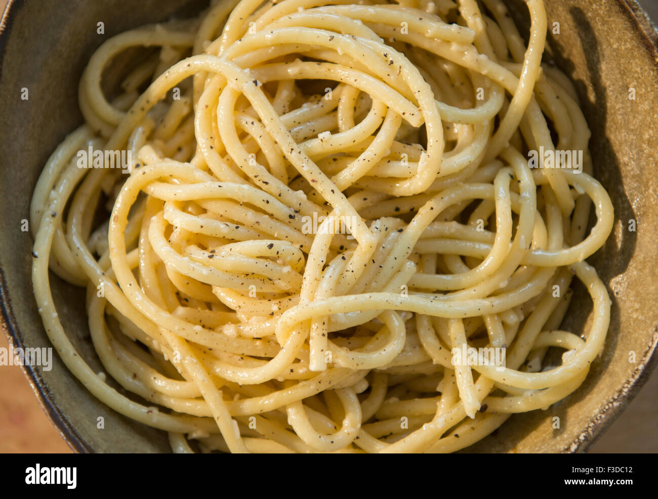 Studio shot di spaghetti alla cacio e pepe Foto Stock