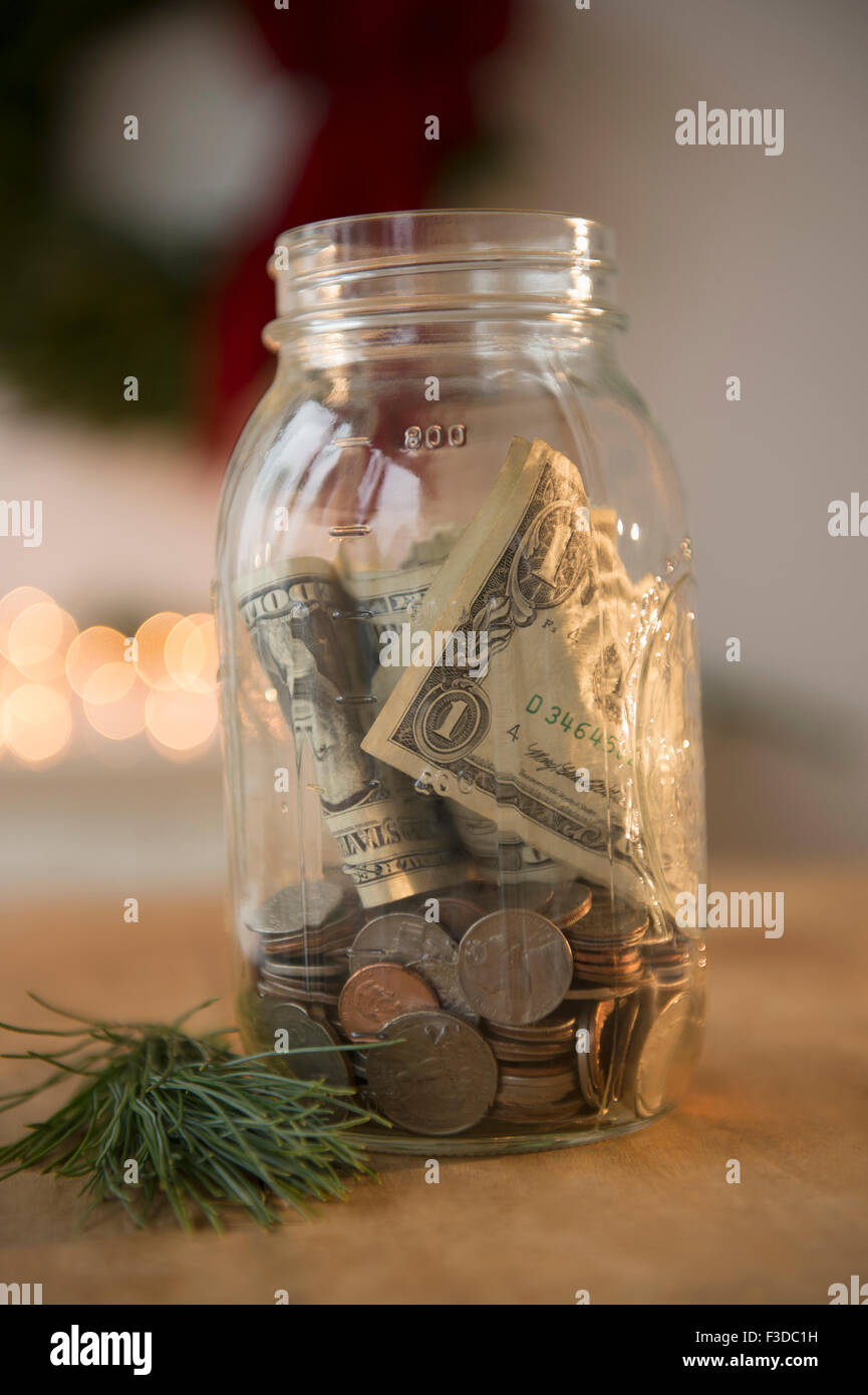 Vaso con le fatture del dollaro e delle monete metalliche in euro Foto Stock