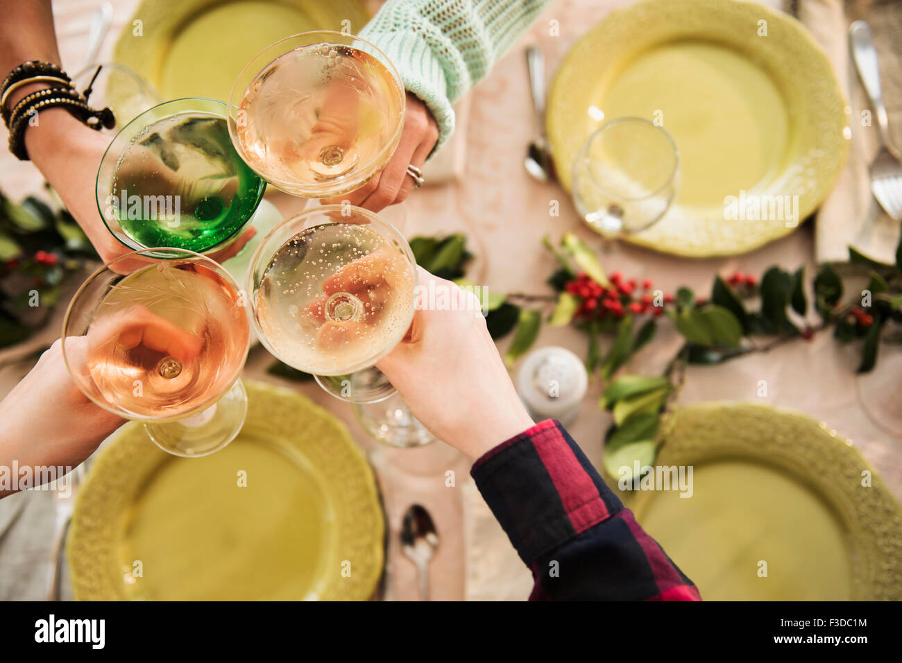 Punto di vista personale delle persone con bicchieri da martini a tavola festiva Foto Stock