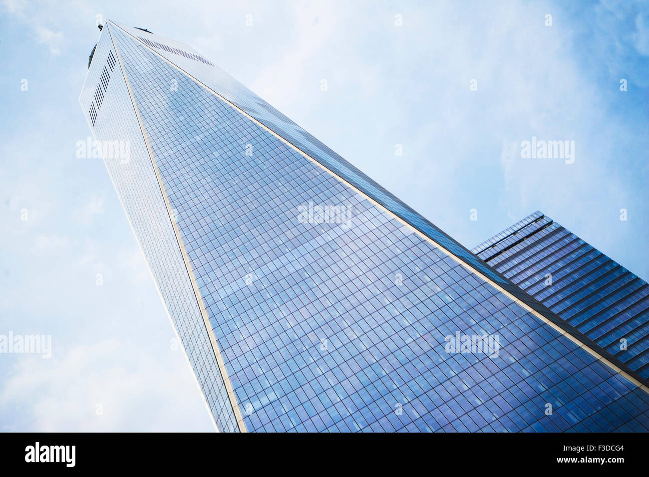 Basso angolo di vista di One World Trade Center contro sky Foto Stock