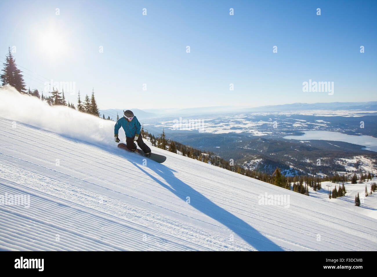 Uomo maturo sulla pista da sci al sole Foto Stock