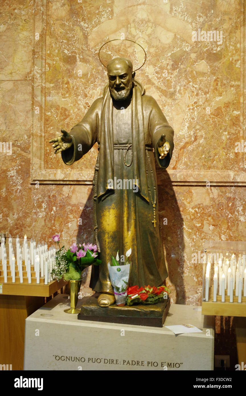 San Giovanni Rotondo, Italia - 08 Settembre 2015: la statua di San Pio da Pietrelcina nella Basilica di Nostra Signora della Grazia. Foto Stock