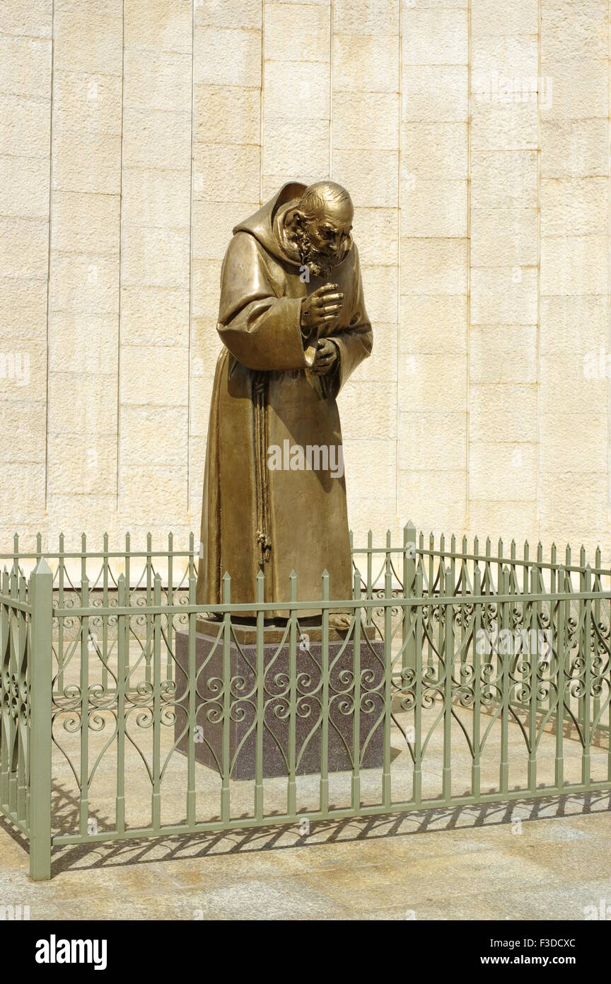 San Giovanni Rotondo, Italia - 08 Settembre 2015: la statua di San Pio da Pietrelcina vicino alla Basilica di Nostra Signora della Grazia. Foto Stock