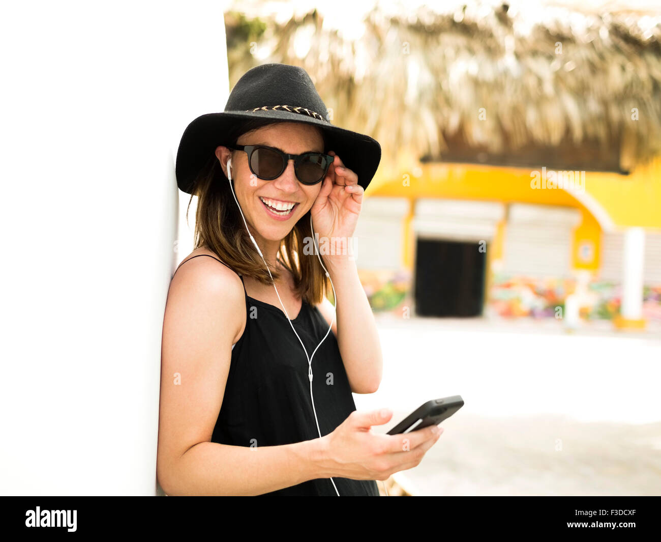 Ritratto di donna che indossa un cappello e occhiali da sole Foto stock -  Alamy