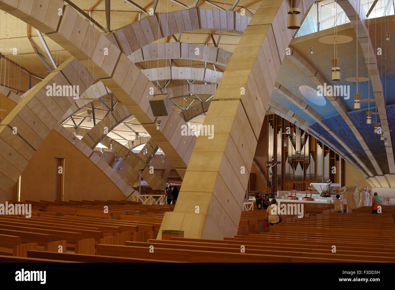 San Giovanni Rotondo, Italia - 08 Settembre 2015: all'interno Chiesa del pellegrinaggio di Padre Pio. Visibile plantari vaults, organo della chiesa Foto Stock