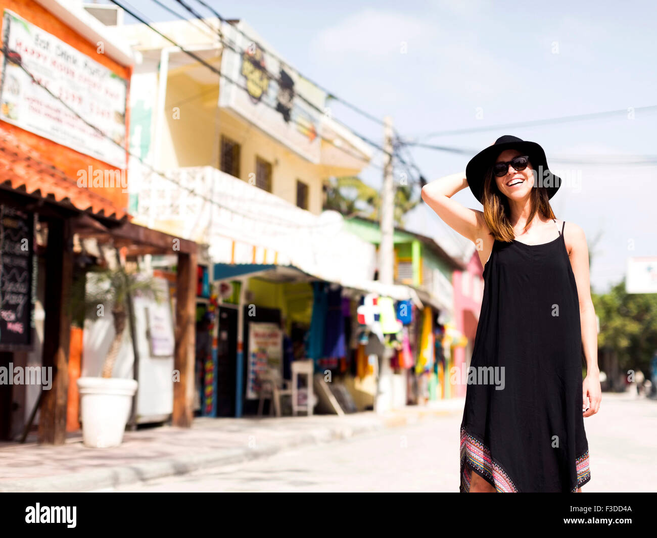Donna in piedi in strada Foto Stock
