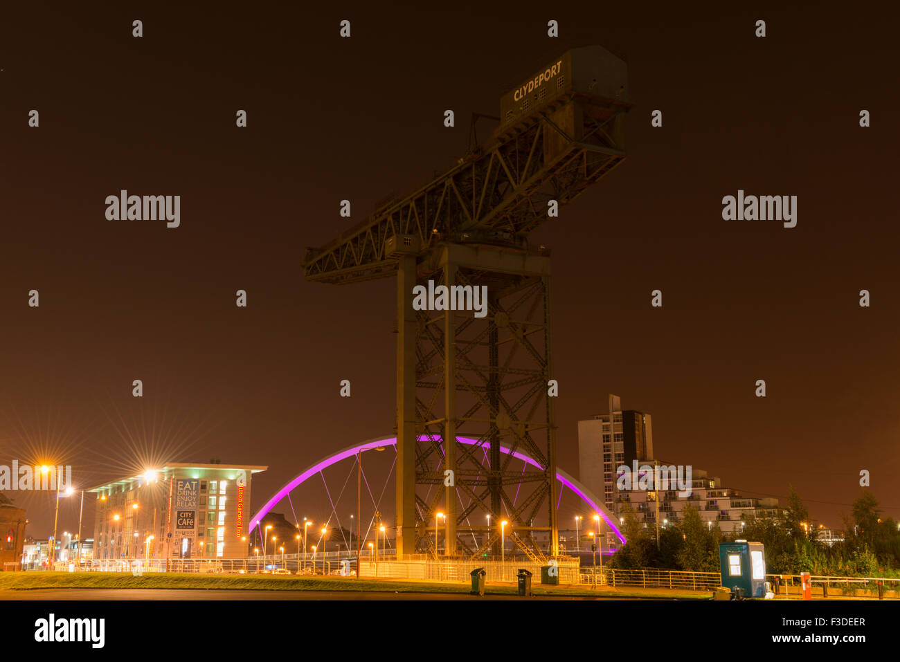 Finnieston Titan Crane e Arc attraversando di notte,Glasgow, Scotland, Regno Unito, Foto Stock