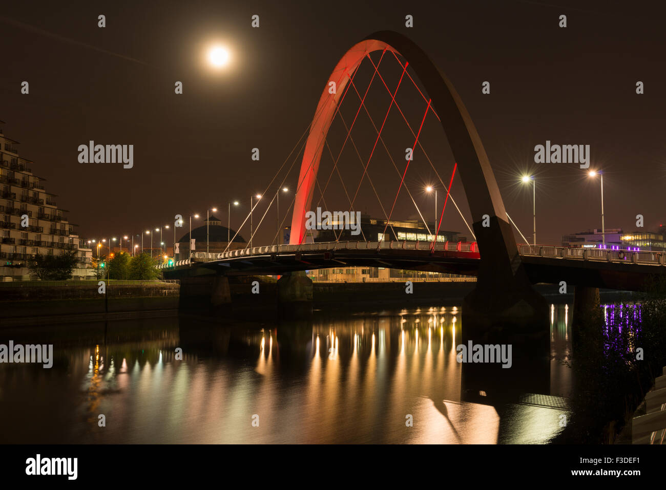 Finnieston Arc Varcando il fiume Clyde di notte, illuminazione rossa,Glasgow, Scotland, Regno Unito. Foto Stock