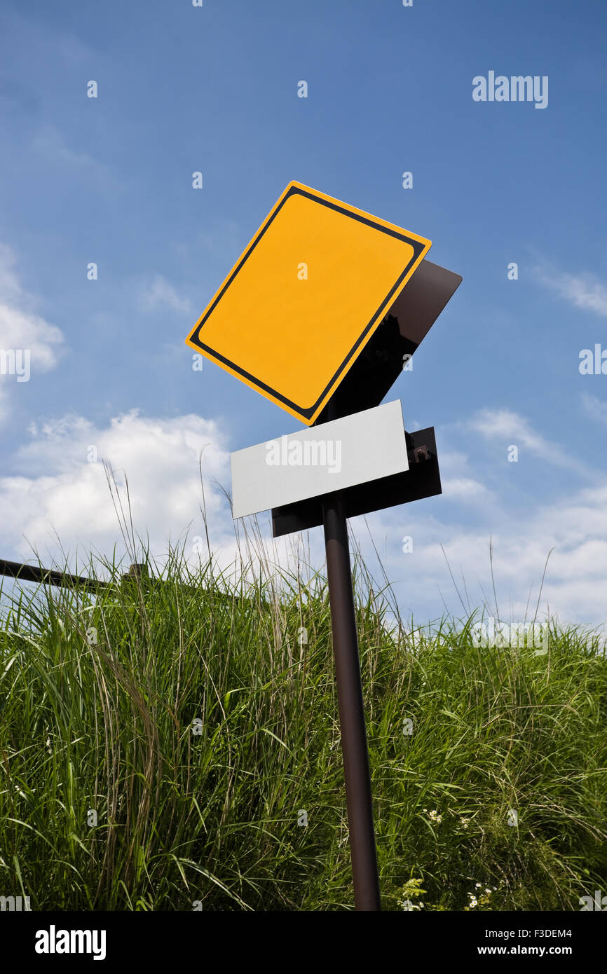 Strada vuoto segno di avvertimento contro il cielo blu Foto Stock