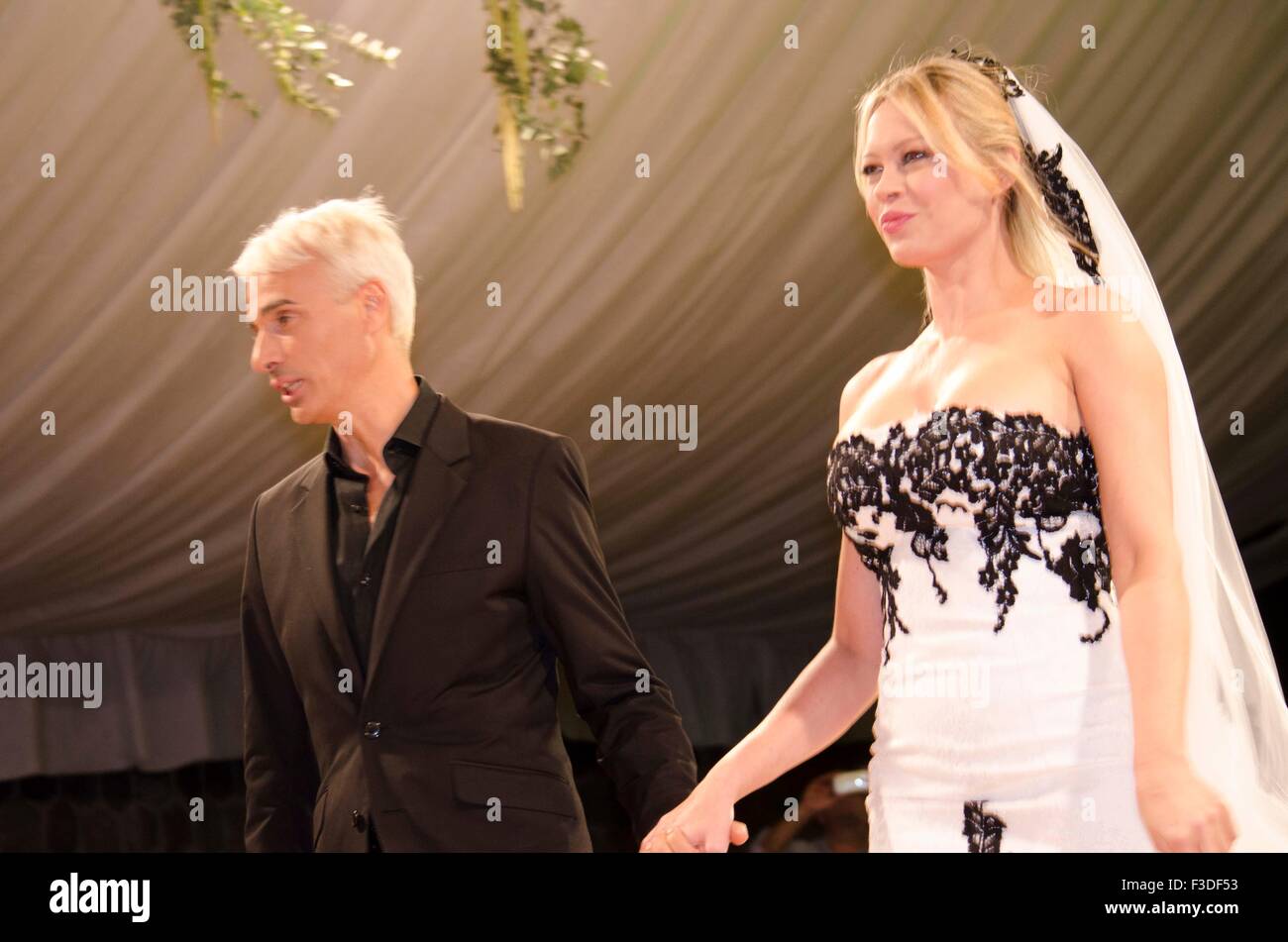 Napoli, Italia. 03 ott 2015. Anna Falchi, Italiano attrice e show girl, indossa un abito da sposa realizzato dal designer di moda, Gianni Molaro durante il 'ti sposo 2015'. © Angela Acanfora/Pacific Press/Alamy Live News Foto Stock