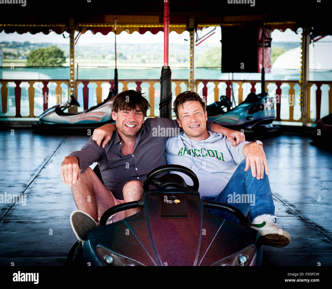 Jamie Oliver e Alex James aprire il Big Feastival musica e food festival a Kingham, Cotswolds, Gran Bretagna Foto Stock