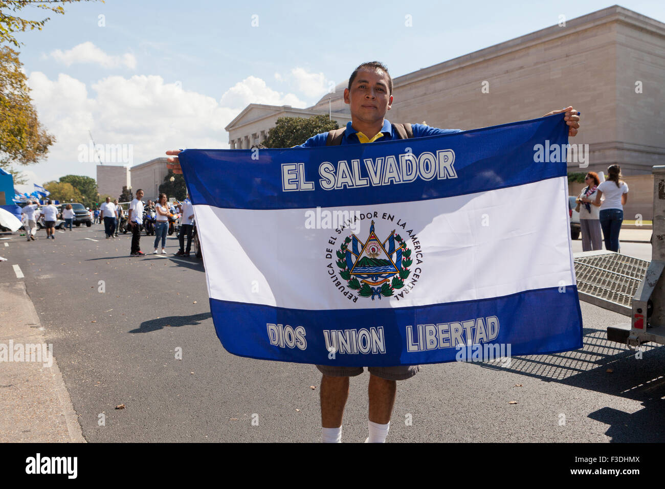 Uomo con bandiera di El Salvador presso Fiesta DC - Washington DC, Stati Uniti d'America Foto Stock