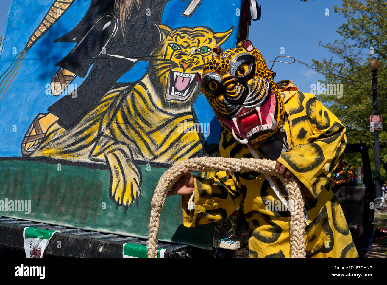 Danza de los Tecuanes (Messicano tradizionale danza folk) interprete in costume di tiger durante il 2015 Nazionale Festival Latino - Washington DC, Stati Uniti d'America Foto Stock