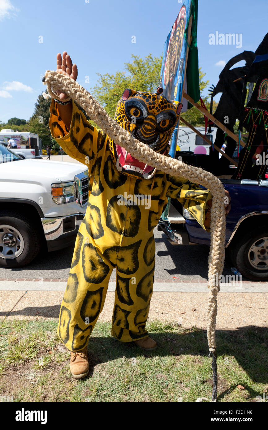 Danza de los Tecuanes (Messicano tradizionale danza folk) interprete in costume di tiger durante il 2015 Nazionale Festival Latino - Washington DC, Stati Uniti d'America Foto Stock