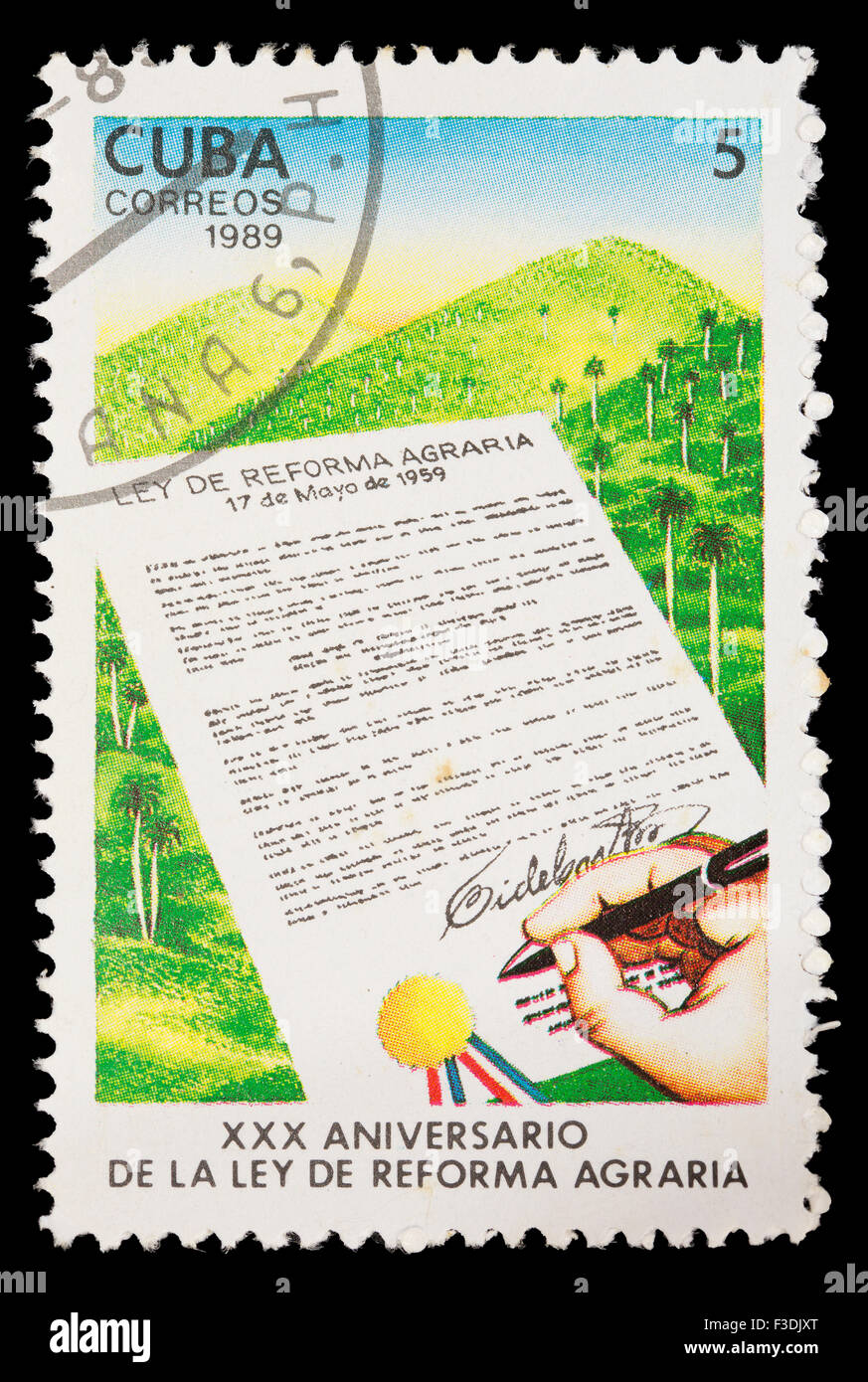 CUBA - circa 1989: un francobollo stampato in Cuba mostra l'anniversario della firma della legge di riforma agraria, circa 1 Foto Stock