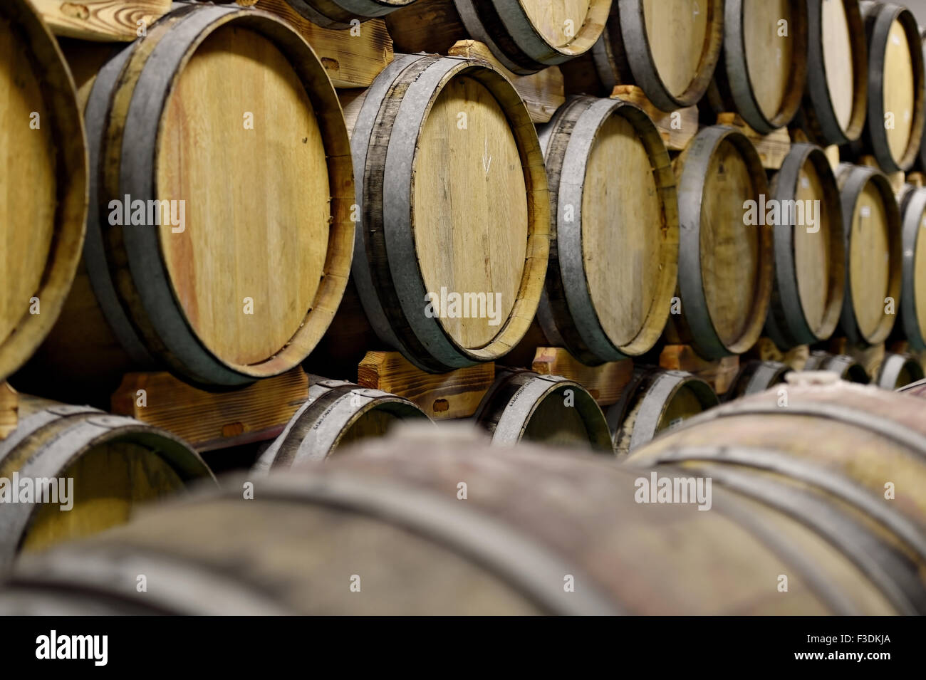 Dettaglio shot con vari in legno barili di vino in una cantina Foto Stock