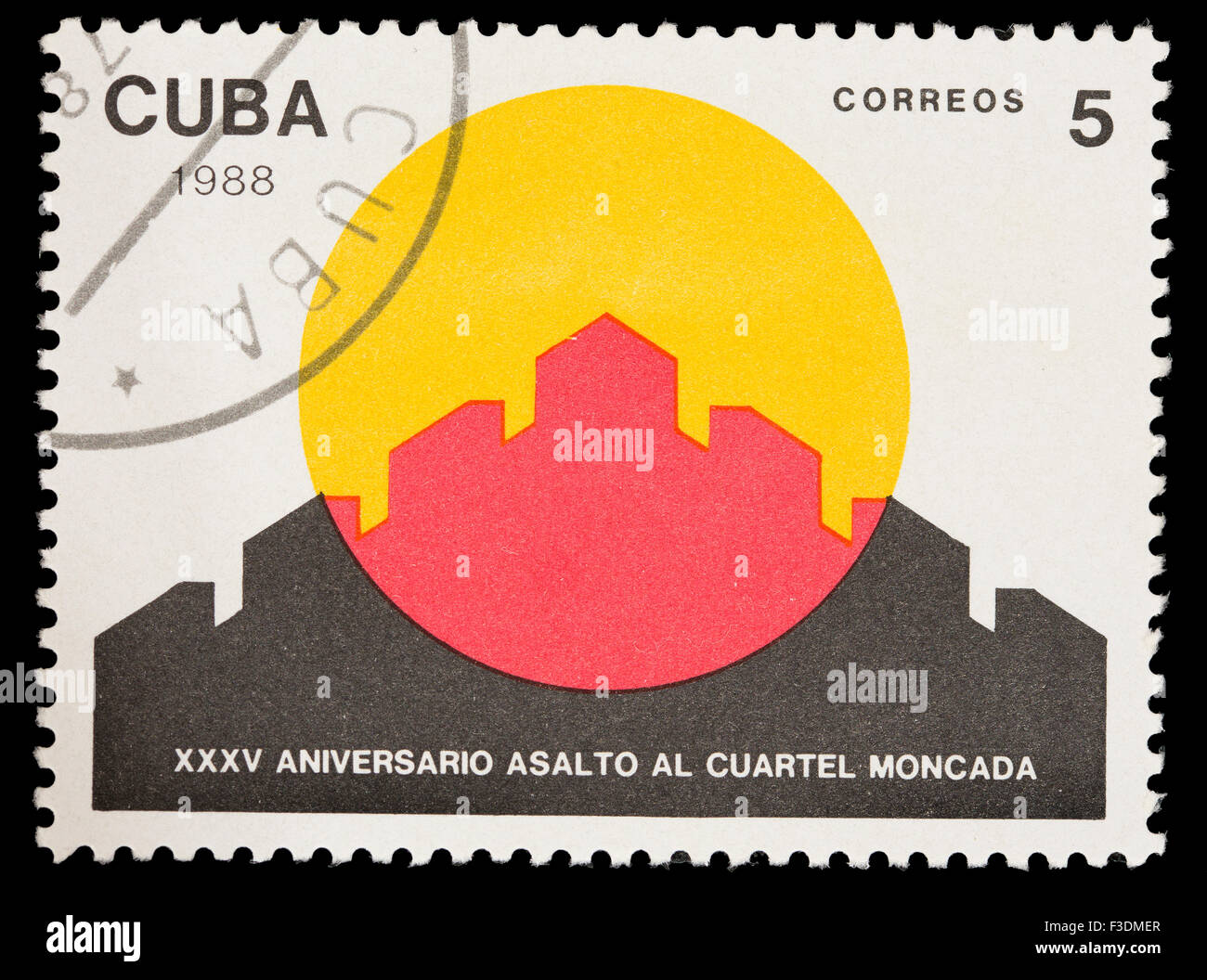 CUBA - circa 1988: un francobollo stampato in Cuba celebra l'anniversario dell'assalto alla caserma Moncada , circa 198 Foto Stock