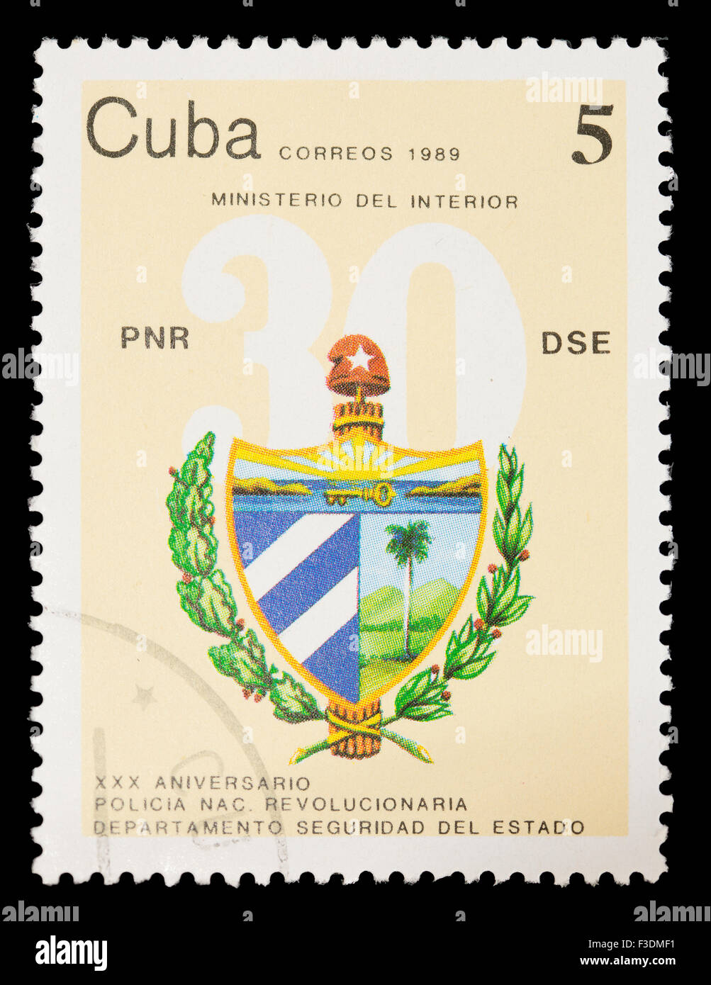 CUBA - circa 1989: un francobollo stampato in Cuba celebra la rivoluzionaria nazionale di polizia, circa 1989 Foto Stock