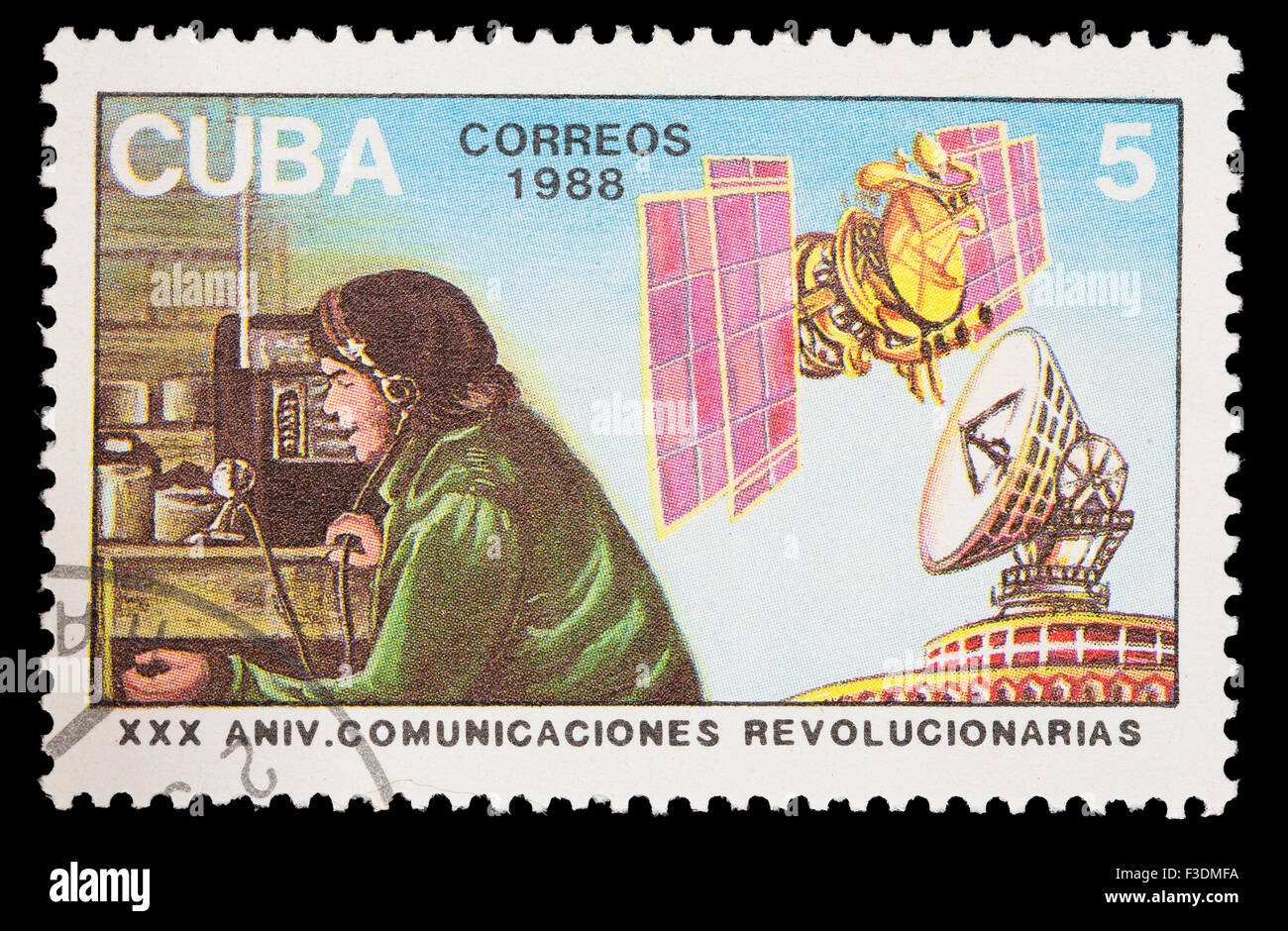 CUBA - circa 1988: un francobollo stampato in Cuba mostra la radio e satelliti come la rivoluzione delle telecomunicazioni, circa 1988 Foto Stock