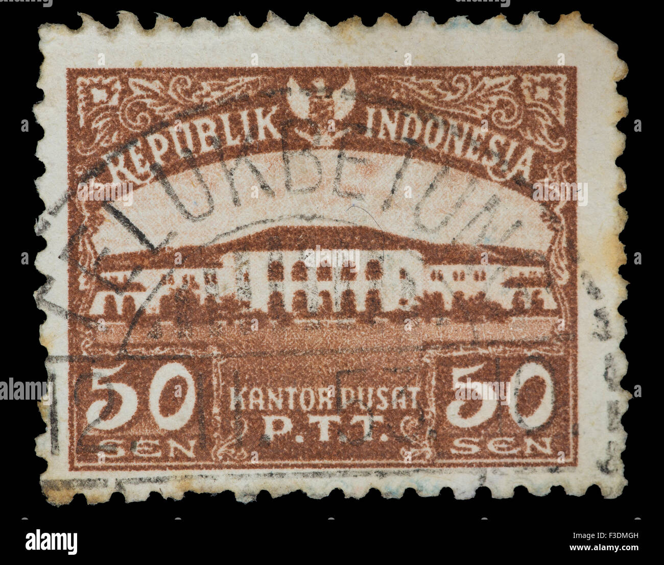 INDONESIA - 1954 CIRCA: un francobollo stampato in Indonesia mostra la P.T.T. Sede centrale, 1954 circa Foto Stock