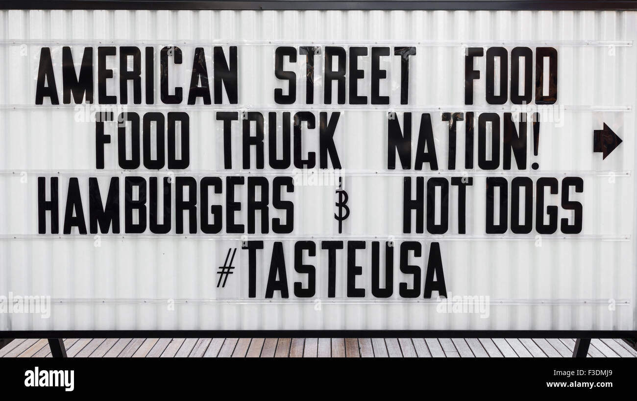 Cartello indicante un American street il cibo qui vicino Foto Stock