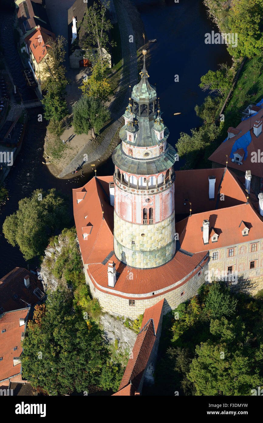 VISTA AEREA. Torre del Castello con vista sul fiume Moldava. Ceský Krumlov, Boemia, Repubblica Ceca. Foto Stock