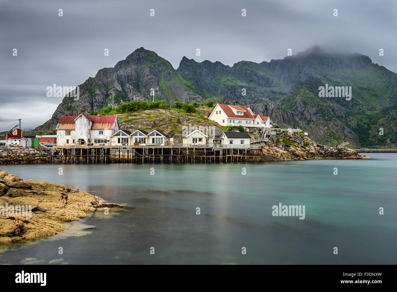 Henningsvaer, villaggio di pescatori situato su numerose piccole isole dell'arcipelago delle Lofoten, Norvegia. Lunga esposizione. Foto Stock