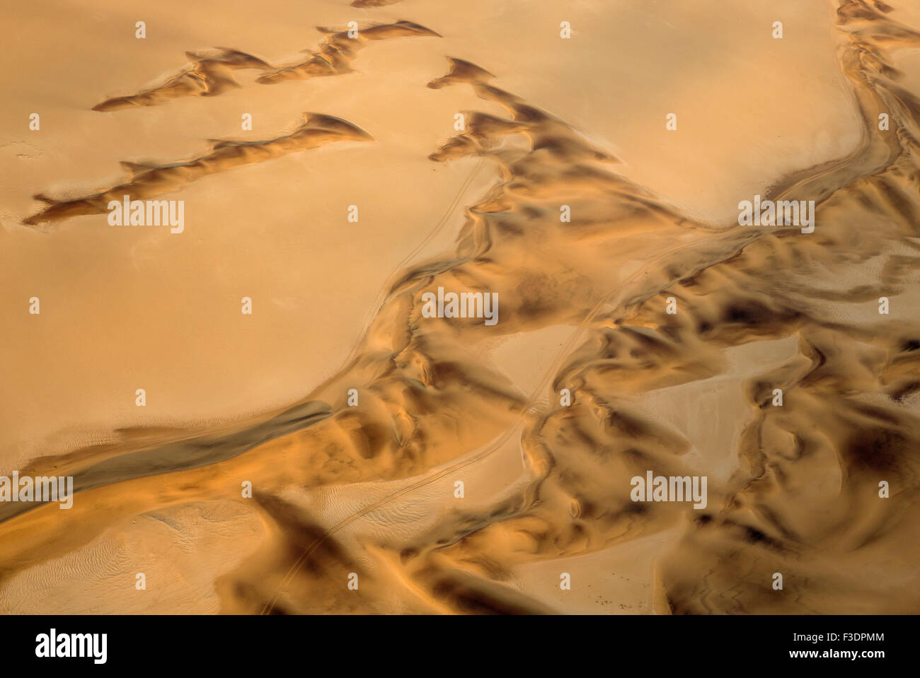 Le dune di sabbia e moto quad tracce nel deserto del Namib vicino a Swakopmund, vista aerea, Namib Desert, Namibia Foto Stock