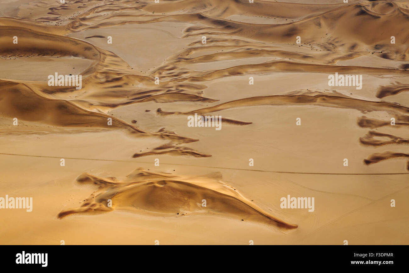 Le dune di sabbia e moto quad tracce nel deserto del Namib vicino a Swakopmund, vista aerea, Namib Desert, Namibia Foto Stock