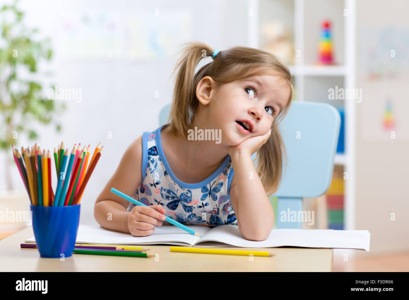 Dreamy kid ragazza con matite Foto Stock