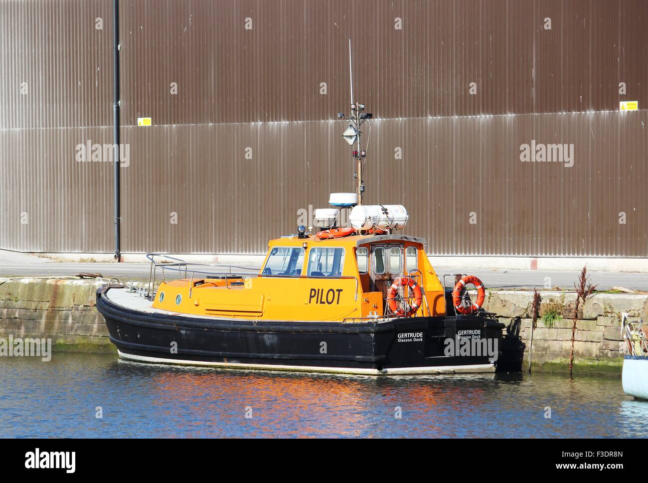 Gertrude, barca pilota azionati da Lancaster Commissione porta, nel bacino inferiore a Glasson Dock, Lancashire, Inghilterra. Foto Stock