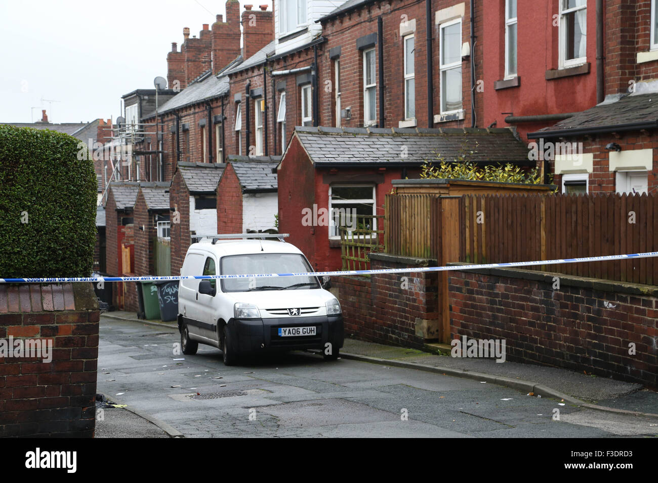 Leeds, nello Yorkshire, Regno Unito. Il 6 ottobre, 2015. La polizia custodisca la scena di un omicidio a Leeds, West Yorkshire, del 6 ottobre 2015. Forze di polizia sono chiamati a Moorfield Avenue in Armley, Leeds, Regno Unito la scorsa notte. Ufficiali cercato la zona e trovato un 27-anno-vecchio uomo nel retro Moorfield terrazza. Sebbene i paramedici trattata l'uomo, egli è stato dichiarato morto in corrispondenza della scena. Un 43-anno-vecchio uomo è stato arrestato per sospetto di omicidio e attualmente in custodia. Ian Hinchliffe /Alamy Live News Foto Stock