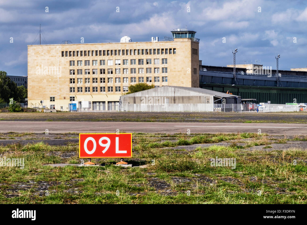 Berlin Tempelhof Airport, Flughafen Berlino-tempelhof THF, obsoleto ex aeroporto degli edifici e delle piste di atterraggio e di decollo Foto Stock