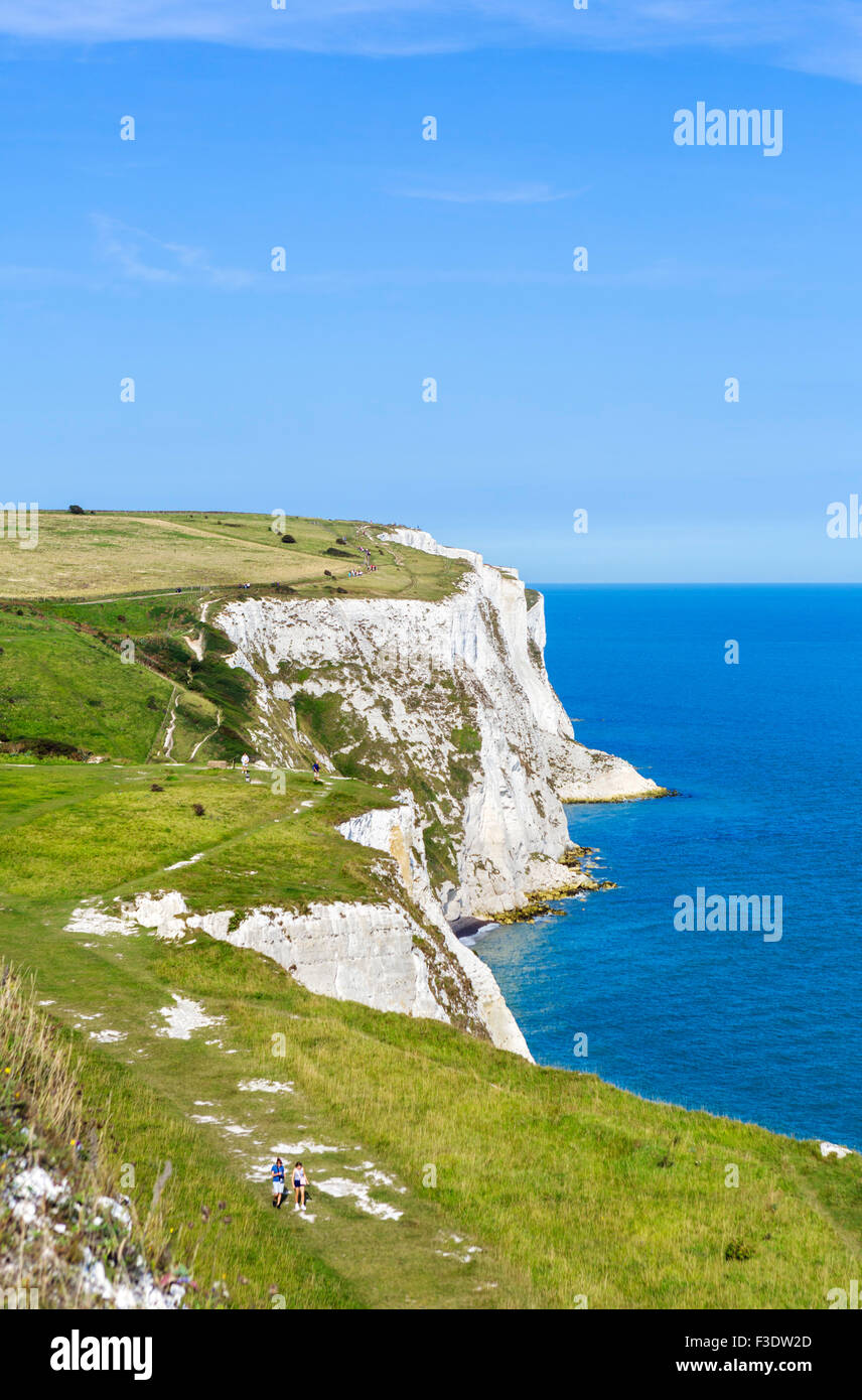 Vista da una scogliera percorso al White Cliffs, Dover, Kent, England, Regno Unito Foto Stock