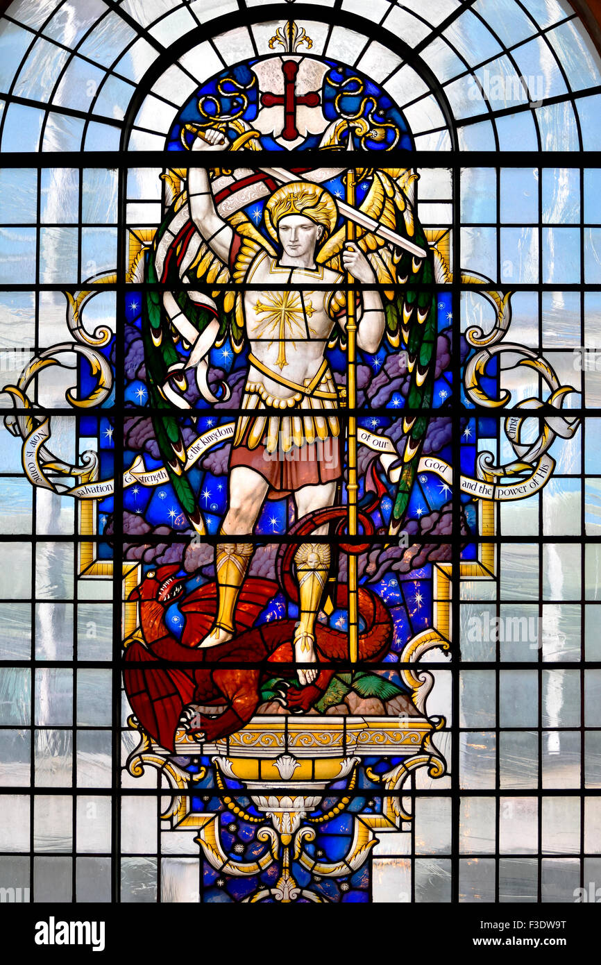 Londra, Inghilterra, Regno Unito. Chiesa di St Lawrence Jewry accanto al Guildhall - vetrata: San Michele e il drago Foto Stock