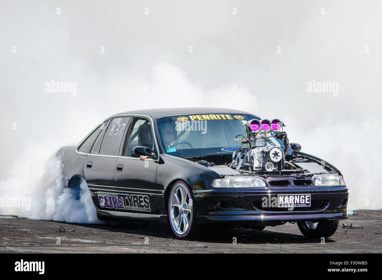 Sydney, Australia. 5 Ottobre, 2015. I driver forniti gli spettatori e giudici il loro miglior burnout durante il 2015 Burnout Maina concorrenza che ha avuto luogo presso la Western Sydney Dragway Internazionale (Sydney Dragway) Credito: mjmediabox/Alamy Live News Foto Stock