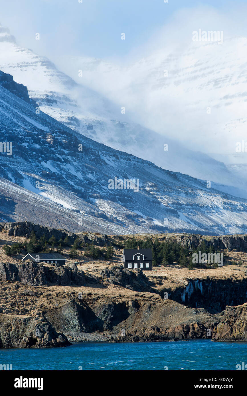 Piccole case in corrispondenza della costa orientale di Islanda, molla Foto Stock