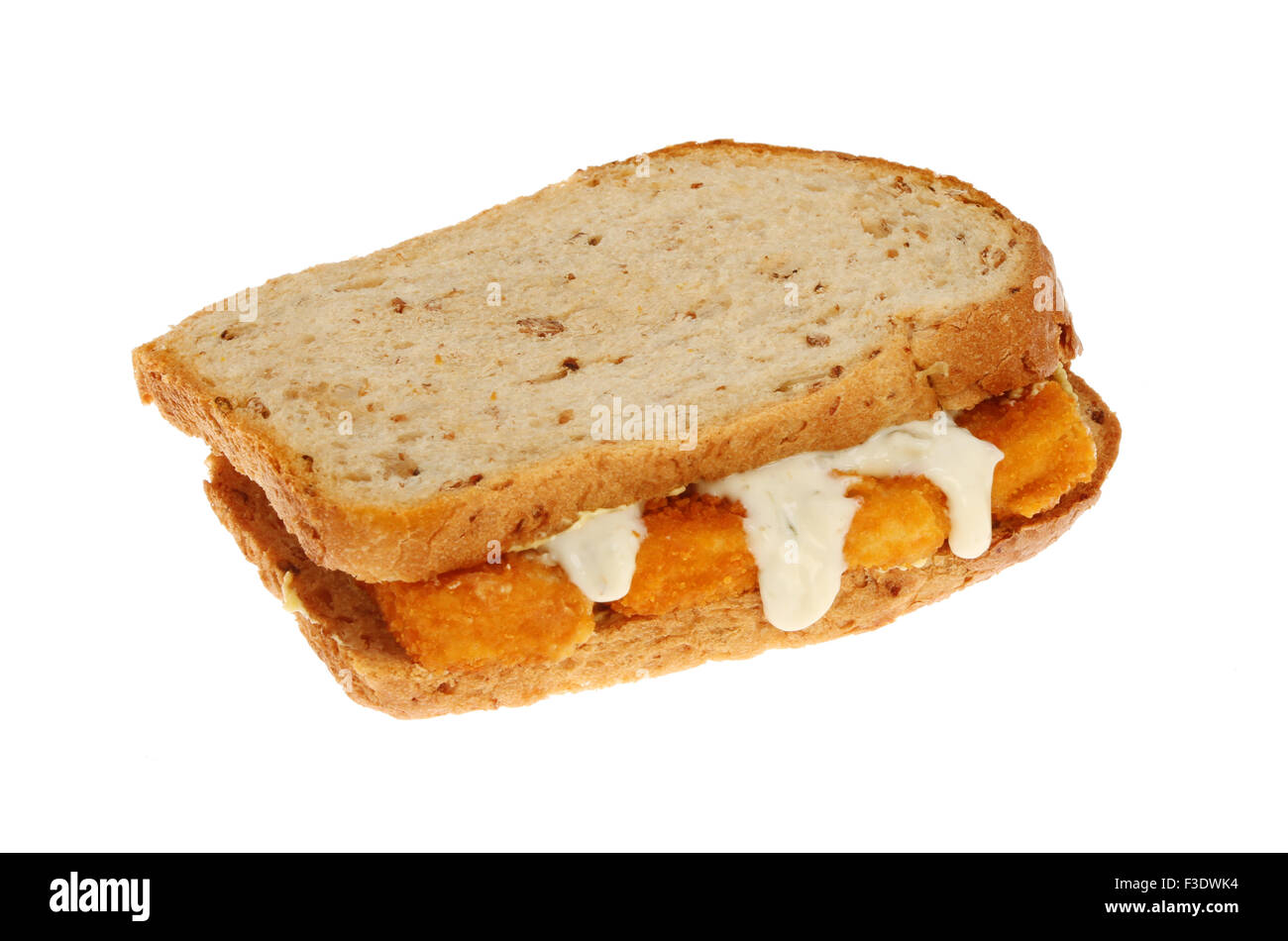Dito di pesce sandwich made con multi grano pane marrone con salsa tartara isolata contro bianco Foto Stock
