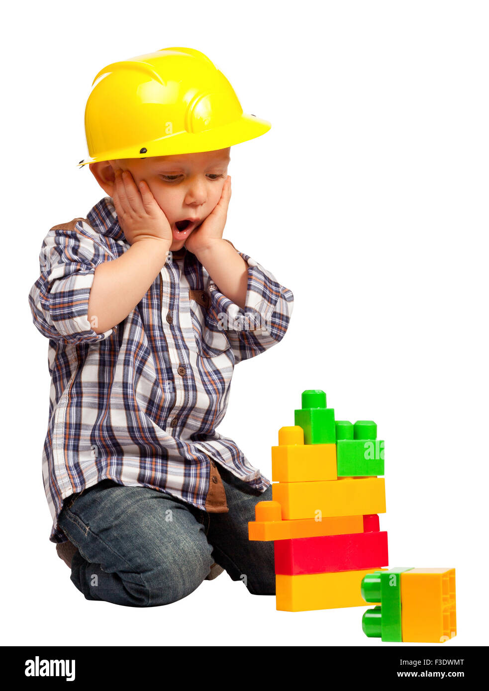Il bambino gioca con la costruzione di blocchi di giocattolo isolato su bianco Foto Stock